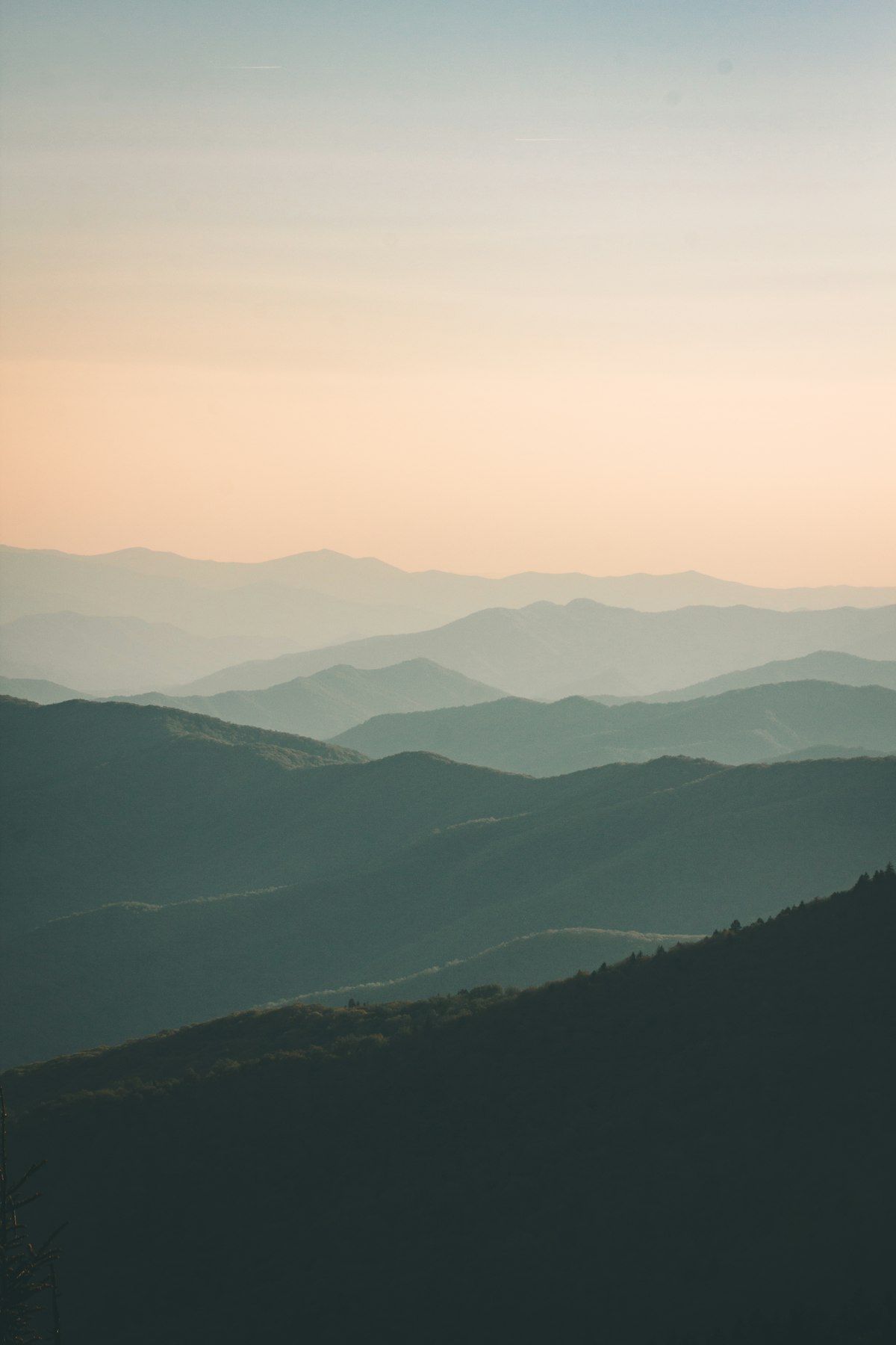 阳光照耀山峰
